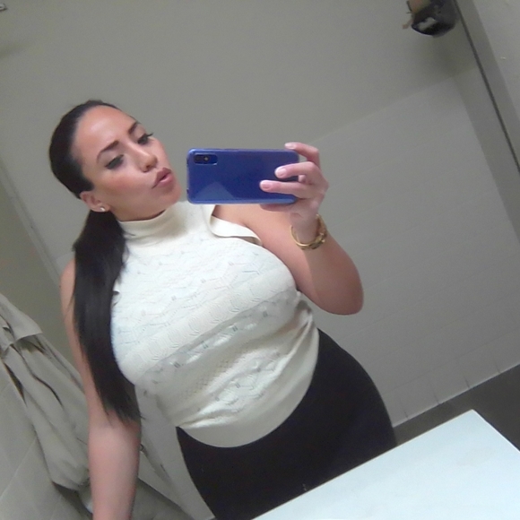 Hello to all!!! Nancy 5'2 34DDD M-L top 6-8 bottom 7 1/2 shoe size. 💄💋 - Picture 4 of 6